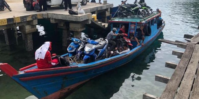 Selain untuk memancing, warga Pulau Tiga kapal, Kabupaten Natuna menggunakan kapal sebagai alat transportasi antar pulau. 