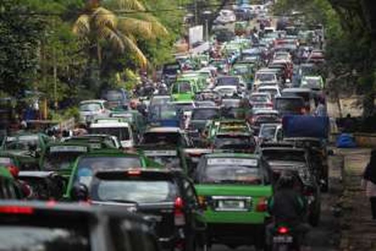 Kemacetan di jalan Otto Iskandardinata, Bogor, Jawa Barat, Jumat (8/7/2016). Kemacetan yang terjadi pada H 3 Lebaran ini dikarenakan bertambahnya volume kendaraan pribadi milik wisatawan yang ingin menuju Kebun Raya Bogor.