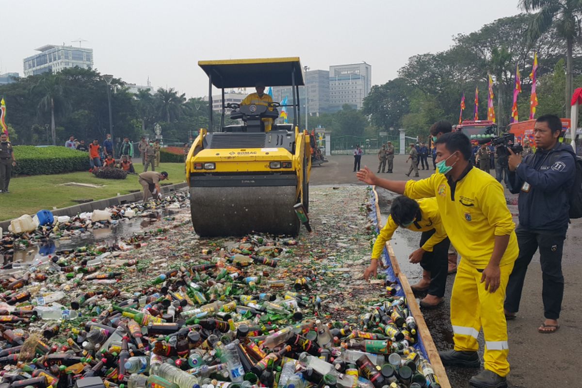 Satuan Polisi Pamong Praja (Satpol PP) DKI Jakarta memusnahkan 12.433 botol minuman keras (miras) di Jalan Silang Monas Tenggara, Jakarta Pusat, Selasa (13/6/2017) pagi. 