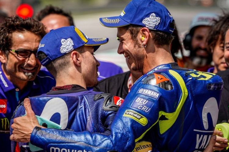 Dua pebalap Movistar Yamaha, Maverick Vinales dan Valentino Rossi saling berpelukan usai sesi kualifikasi MotoGP Italia 2018 berakhir pada Sabtu (2/6/2018).
