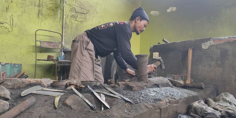 Sejumlah perajin membuat golok dan pisau di sebuah pabrik di kampung pande besi di kalurahan Bendungan, kapanewon Wates, kabupaten Kulon Progo, Daerah Istimewa Yogyakarta.