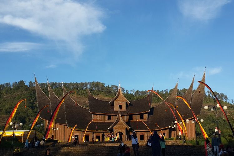 Istana Pagaruyung di Kabupaten Tanah Datar, Sumatera Barat merupakan destinasi wisata budaya yang banyak dikunjungi wisatawan saat libur Lebaran 2017. 