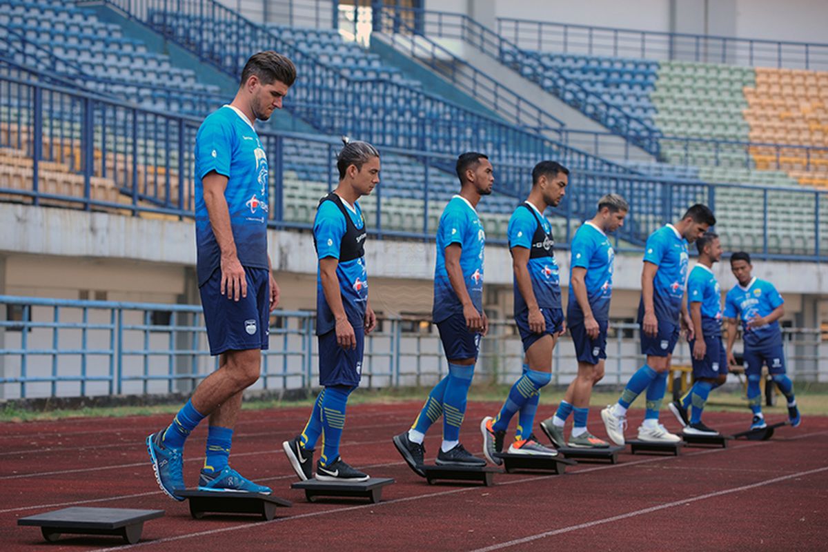 Para Pemain Persib bandung melakukan peregangan tanpa bola pada latihan di Stadion Gelora Bandung Lautan Api (GBLA), Gede Bage, Kota Bandung, Senin (10/8/2020). Persib memulai rutinitas latihan di masa adaptasi kebiasaan baru sebagai bagian persiapan menghadapi kompetisi yang rencananya digelar Oktober mendatang. Persib.co.id.