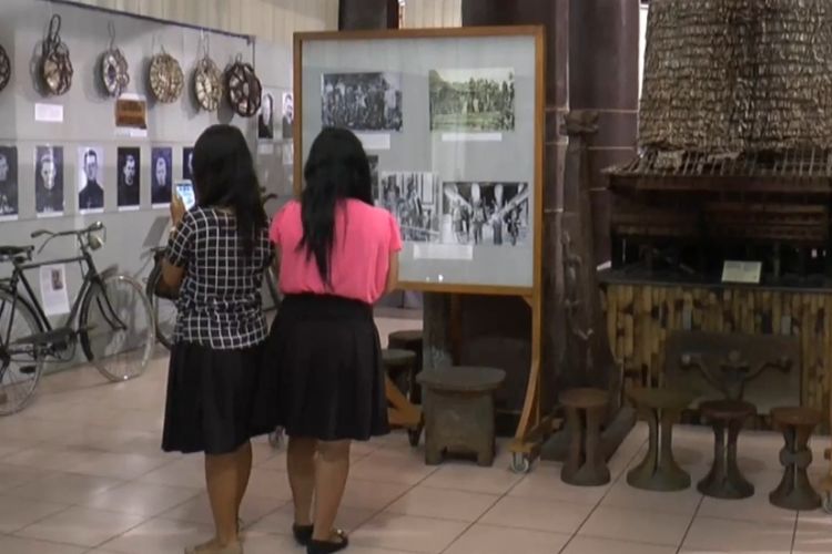 Para Pengunjung menikmati ribuan koleksi Museum Pusaka Nias di ruang pameran.