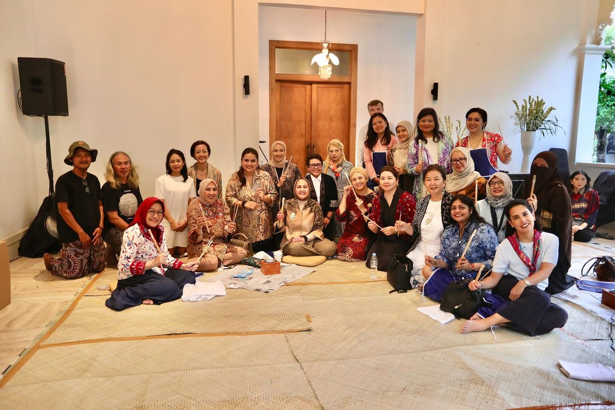 Ketua Harian Dewan Kerajinan Nasional (Dekranas) Tri Suswati dalam acara workshop ?Brushed Batik? dalam rangka Peringatan Hari Batik Nasional di Cikini82, Jakarta, Jumat (24/10/2025).
