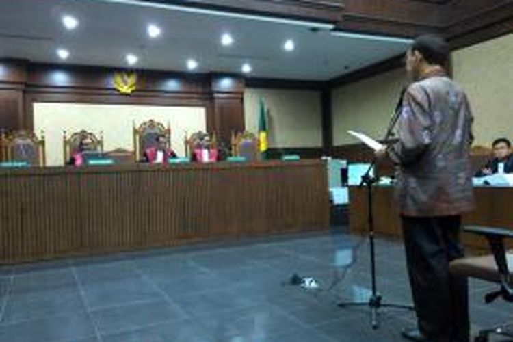 Mantan Menteri Agama Suryadharma Ali membacakan nota pembelaan di Pengadilan Tipikor, Jakarta, Senin (4/1/2016).