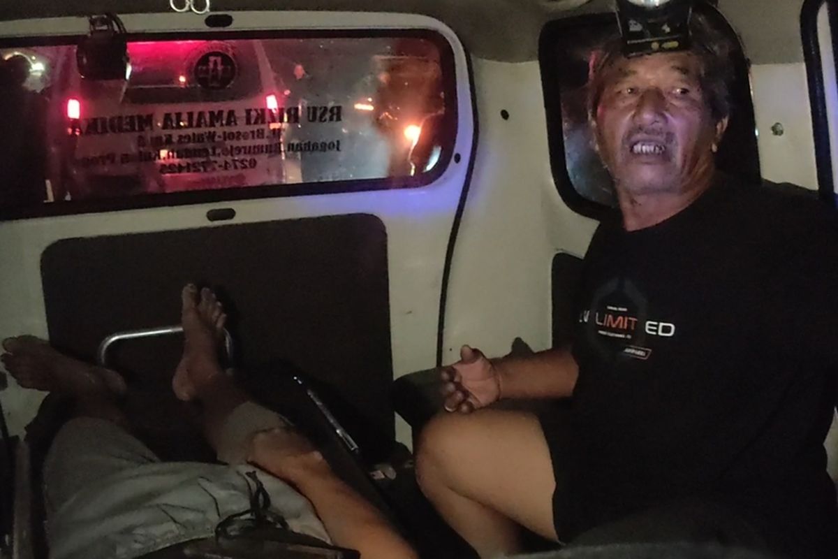 Seorang lanjut usia dan seorang warga lain dilarikan ke RSU Rizki Amalia Medika setelah terjatuh dari motor akibat tersenggol rombongan pelajar yang diduga mau tawuran di jalan Nagung – Brosot, kapanewon Panjatan, Kabupaten Kulon Progo, Daerah Istimewa Yogyakarta.