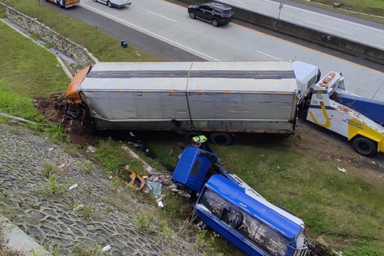 Dua truk mengalami kecelakaan mengakibatkan dua orang meninggal dunia.