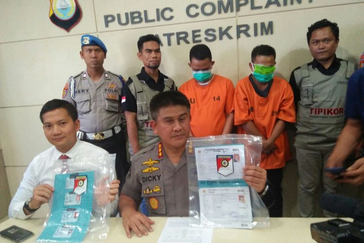 kabid Humas Polda Sulsel Kombes Polisi Dicky Sondani dan Kasat Reskrim Polrestabes Makassar,  Kompol Wirdhanto Hadicaksono menunjukkan dua tersangka joki CPNS yang baru ditangkapnya.