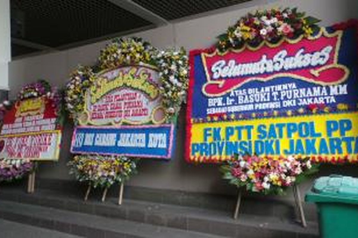 Sejumlah karangan bunga ucapan selamat kepada Pelaksana Tugas (Plt) Gubernur DKI Jakarta Basuki Tjahaja Purnama (Ahok) yang dilantik Presiden Joko Widodo, tiba di Balaikota Jakarta, Rabu (19/11/2014).