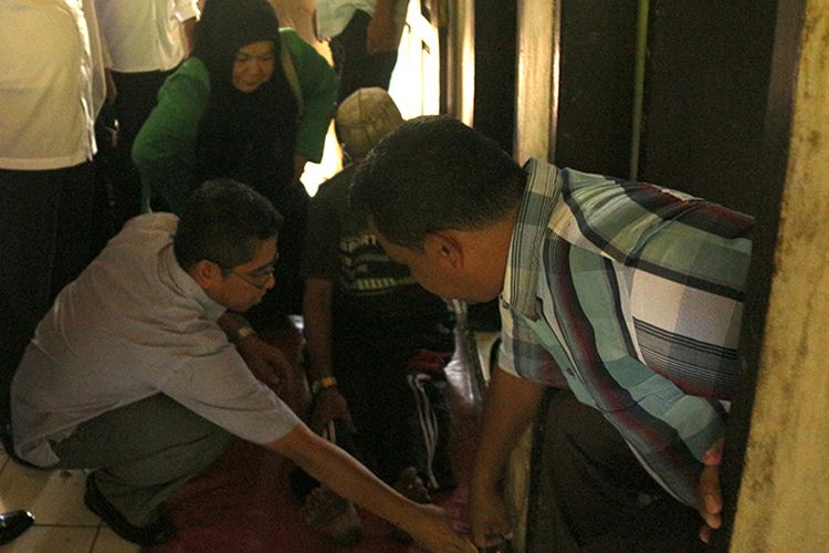 Tim dari RSJ Aceh meepaskan rantai pasung yang terpasang di kaki Rusli Jalil (57) penderita gangguan jiwa di Kabupaten Nagan Raya, Aceh. Rabu (17/5/17).
