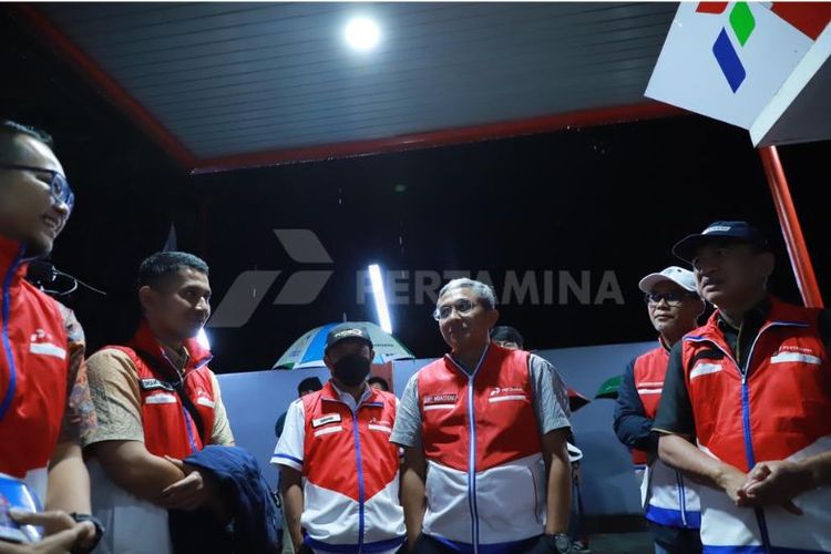 Direktur Logistik dan Infrastruktur PT Pertamina (Persero) Erry Widiastono bersama SVP Logistic Integration & Optimization Pertamina Arief Kurnia Rusdianto dan Executive GM Regional Jawa Bagian Barat (JBB) Waljiyanto melakukan kegiatan MWT sekaligus dalam rangkaian Satgas Nataru 2023 di Pertashop 3P.46109, Ciheras, Tasikmalaya, Jawa Barat, Rabu, (28/12/22). 

