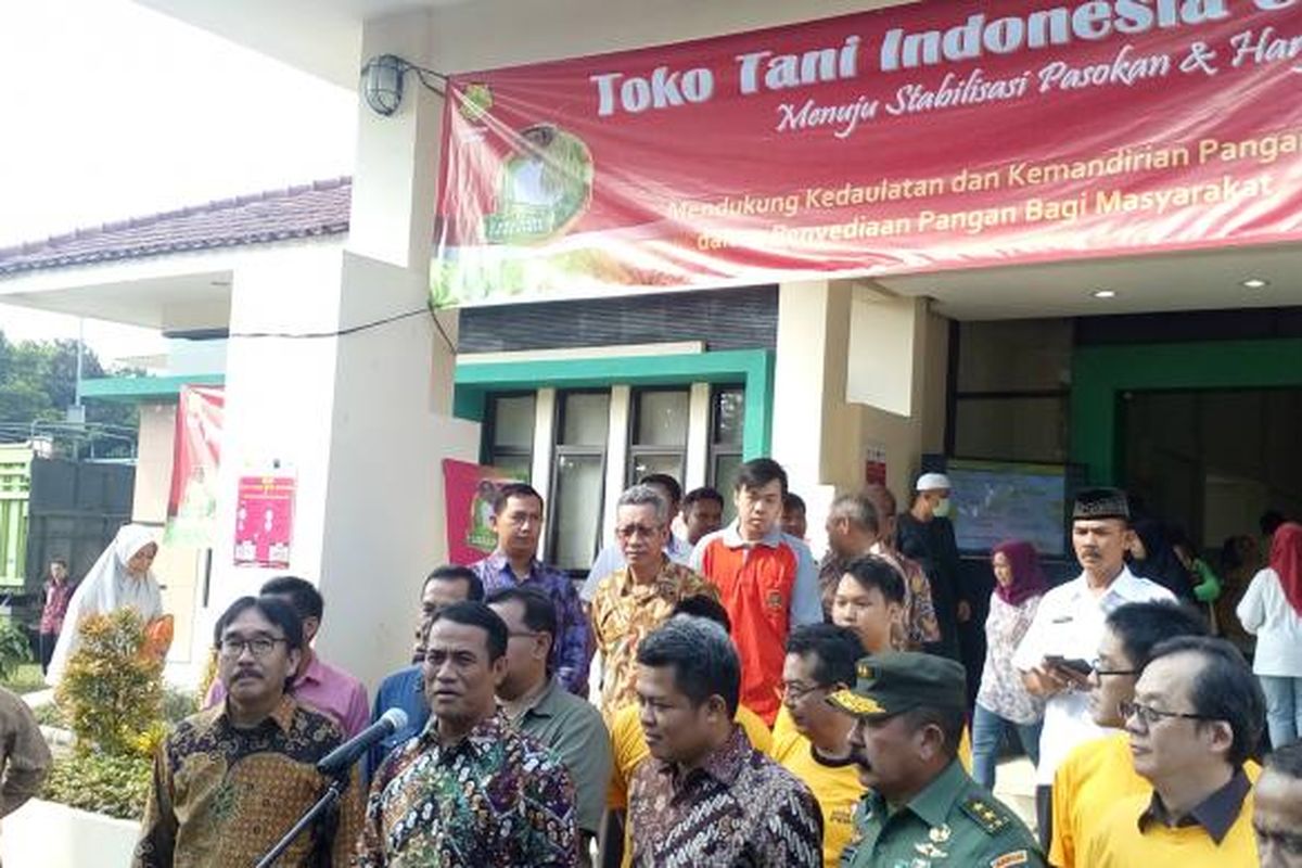 Menteri Pertanian Andi Amran Sulaiman saat meresmikan Toko Tani Indonesia Pasar Minggu Jakarta, Rabu (15/6/2016).