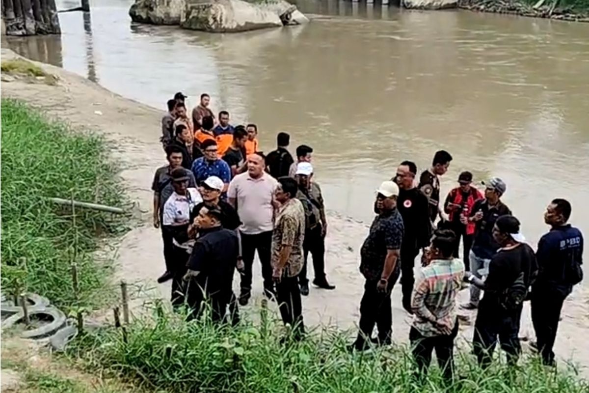 Foto: Tangkapan layar video pencarian korban hanyut di Sungai Silau Jalan H.M Yamin, Kisaran Timur, Kabupaten Asahan, Sumatera Utara, Kamis (3/7/2025).