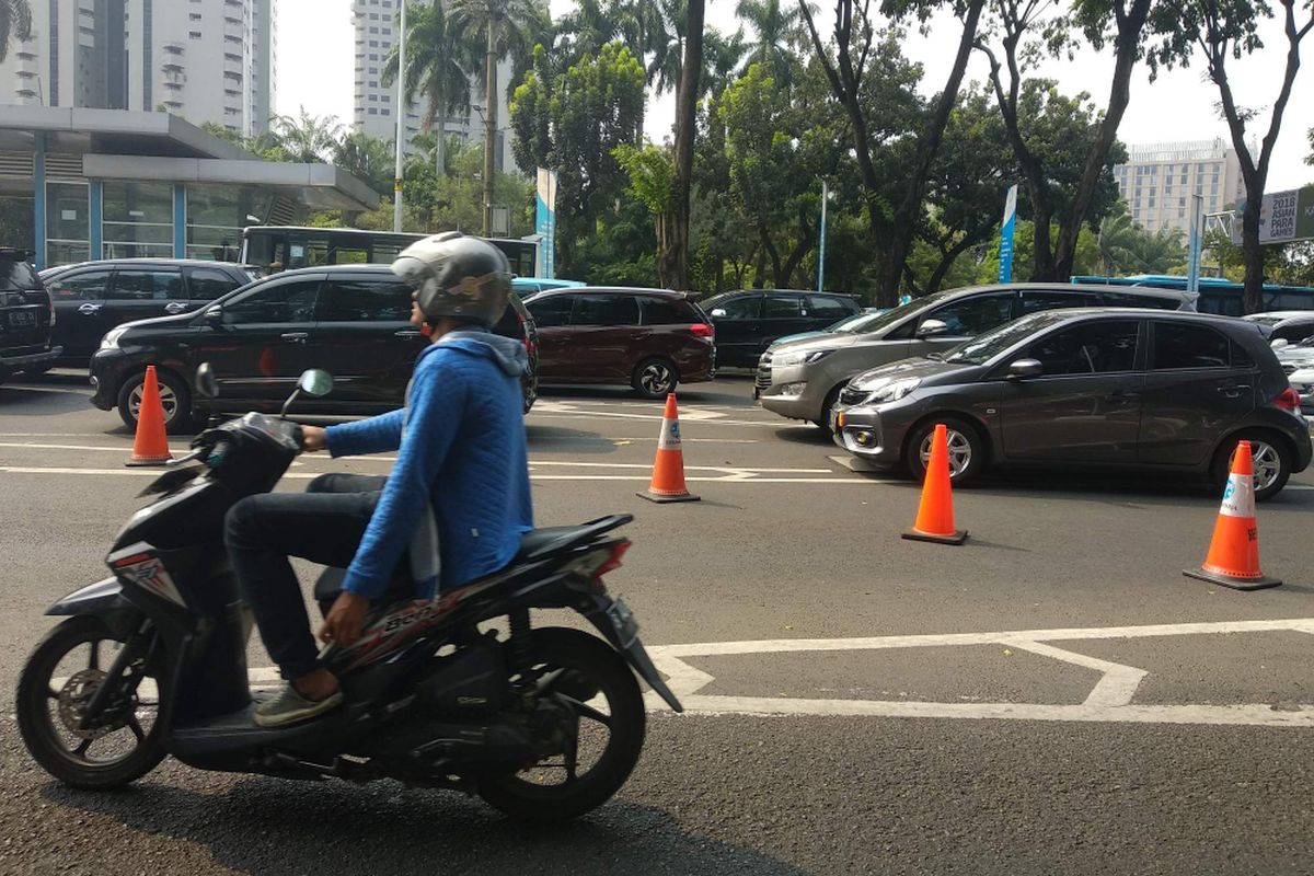 Lalu lintas di Jalan Jenderal Sudirman ke arah Bundaran Senayan tersendat akibat aksi unjuk rasa di depan Mapolda Metro Jaya, Rabu (10/10/2018).