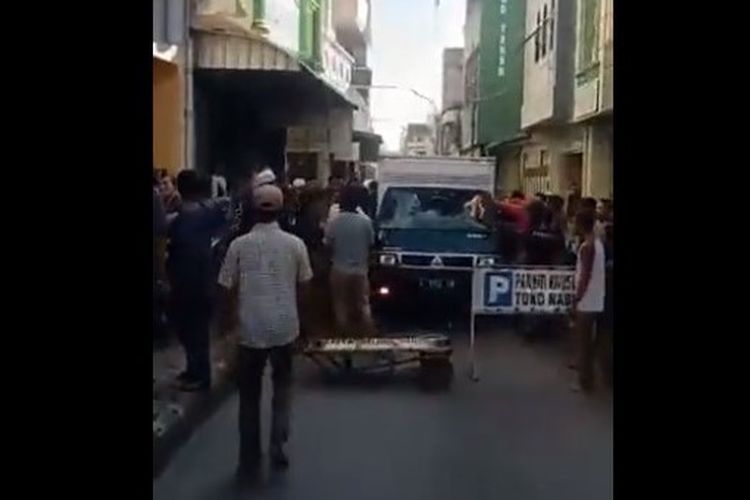 Tangkapan layar video yang memperlihatkan mobil boks dirusak warga di Surabaya, Jawa Timur