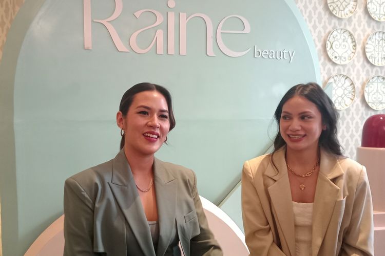 Raisa bersama rekannya Ruskha meluncurkan label make up Raine Beauty dan menghadirkan dua produk terbaru untuk bibir.