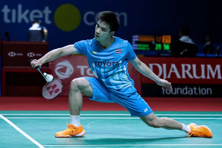 Pebulu tangkis tunggal putra Thailand, Kantaphon Wangcharoen melawan tunggal putra Indonesia, Anthony Ginting dalam babak kedua Blibli Indonesia Open 2019 di Istora Senayan, kompleks GBK, Jakarta, Kamis (18/7/2019). Anthony Ginting kalah dengan skor 20-22 21-11 19-21.