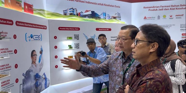 Menteri Kesehatan RI Budi Bapak Gunadi Sadikin mendapatkan penjelasan dari Pimpinan Dexa Group Bapak Ferry Soetikno terkait Obat Modern Asli Indonesia saat mengunjungi booth Dexa Group di Pameran Inovasi dan Teknologi Transformasi Kesehatan memperingati Hari Kesehatan Nasional ke-60 di Jakarta Convention Center, Jumat, 8 November 2024.