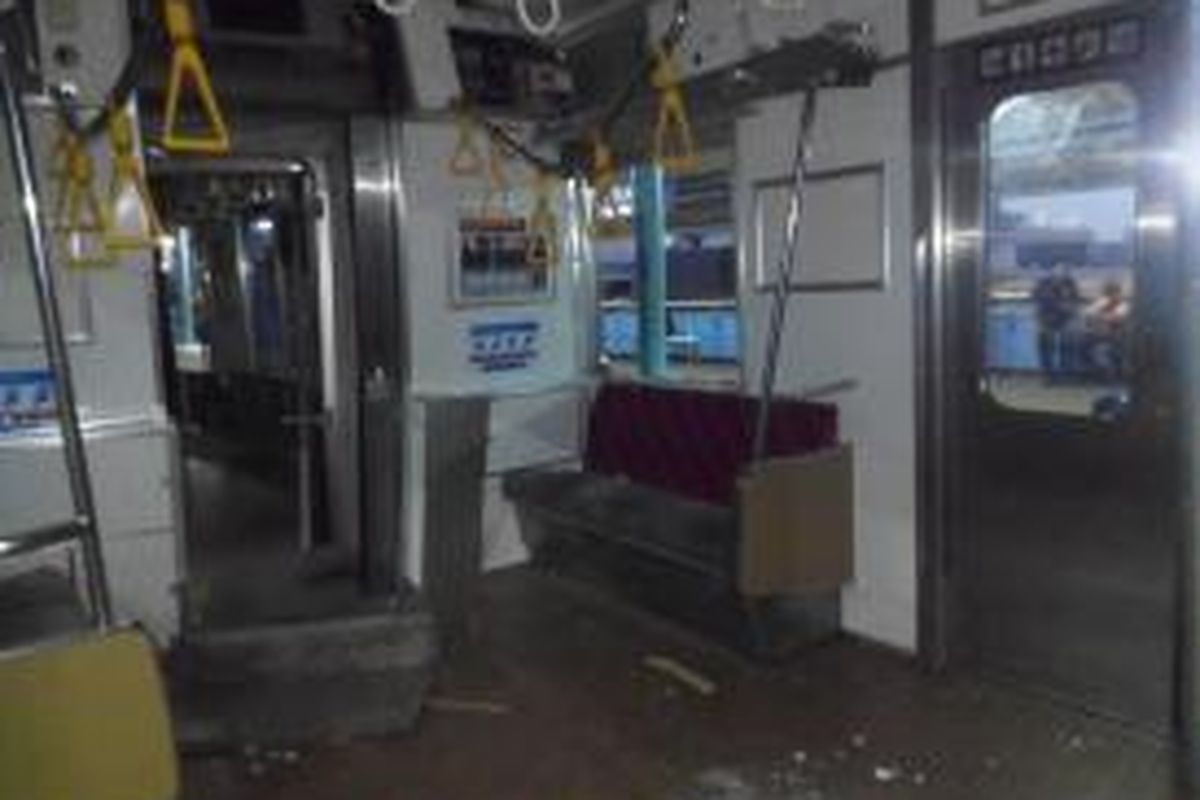 Kondisi salah satu gerbong KRL yang tabrakan di Stasiun Juanda, Rabu (23/9/2015).