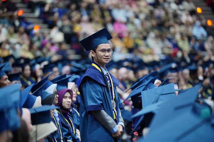 Usia 21 Tahun Lulus S2 Fisika ITB, Ini Perjalanan Akademik Andi Safa