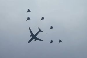 Saat Jet Tempur Rafale Isi BBM dari Airbus A330 di Langit Lanud Halim, A400M Terbang Manuver