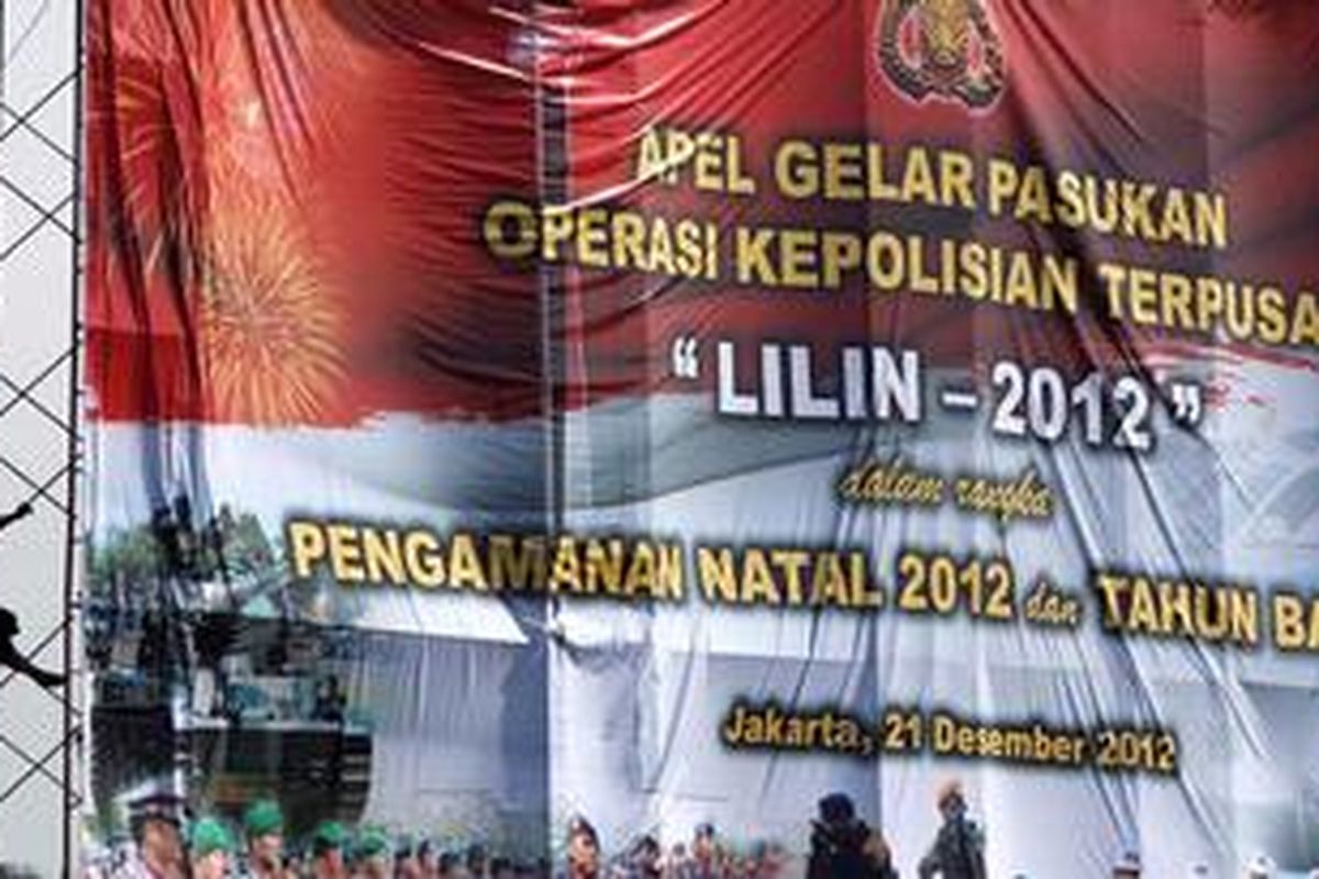 Apel Gelar Pasukan Operasi Kepolisian Terpusat Lilin 2012 dalam rangka pengamanan Natal 2012 dan tahun baru 2013, diikuti jajaran kepolisian sebanyak 3.014 personel, dilaksanakan di Monas, Jakarta, Jumat (21/12/2012). Operasi Lilin akan diselenggarakan per tanggal 23 Desember 2012 hingga 1 Januari 2013.