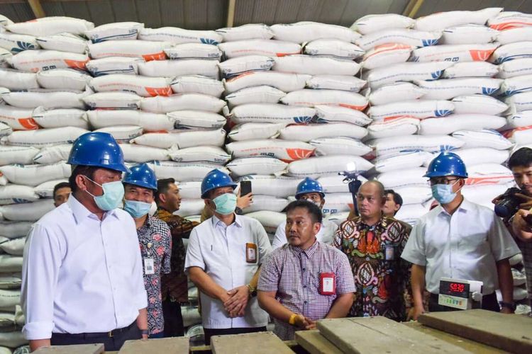 Gubernur Sumsel Herman Deru saat meninjau persediaan beras di gudang bulog Palembang. Herman memastikan persedian beras aman hingga lima bulan kedepan.