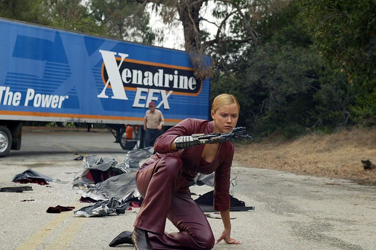 Kristanna Loken berperan sebagai robot pembunuh seri T-X, dalam film fiksi ilmiah Terminator 3: Rise of the Machines (2003).