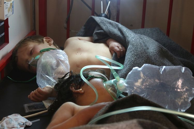 Sejumlah bocah menjalani perawatan di sebuah rumah sakit kecil di Kota Maaret al-Noman, menyusul dugaan serangan gas beracun di Khan Sheikhun, kota yang dikuasai kelompok pemberontak di Provinsi Idlib, Suriah barat laut, Selasa (4/4/2017). Sedikitnya 72 orang tewas, termasuk 20 anak-anak akibat serangan senjata kimia tersebut.