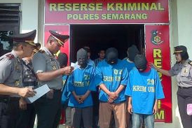 Enam tersangka judi kopyok yang berhasil diamankan dari arena judi di Dusun Krajan, Desa Butuh, Kecamatan Tengaran, Semarang, Jawa Tengah, Kamis (4/6/2015) dinihari.