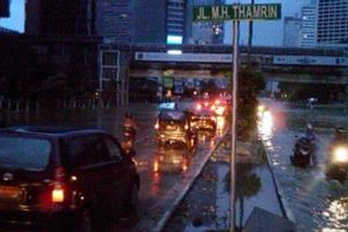 Setelah musibah banjir melanda dua jalan protokol di Jakarta, yakni Jalan Sudirman dan Jalan MH Thamrin, kini Jumat (18/1/2013), kawasan itu berangsur-angsur pulih. Genangan yang kian surut membuka jalan bagi aktifitas perekonomian di sana.