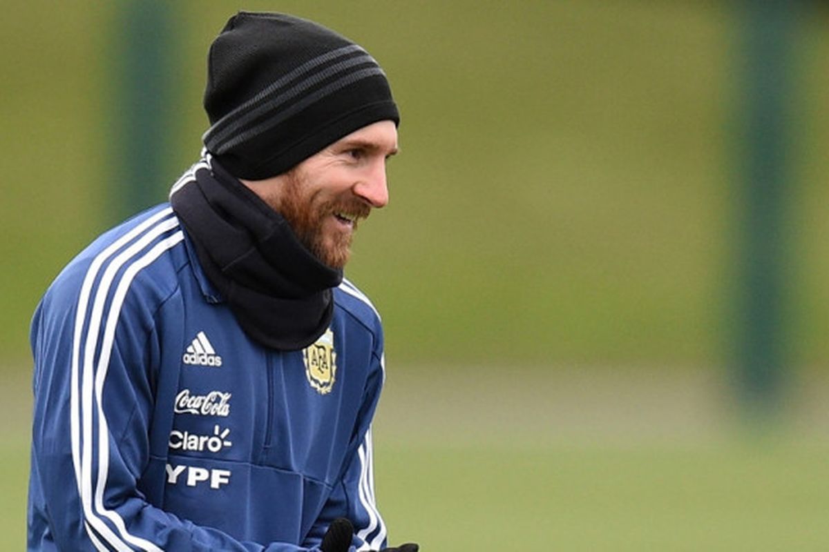 Megabintang Argentina, Lionel Messi, menjalani sesi latihan di City Academy training complex, Manchester, Inggris, pada 21 Maret 2018.
