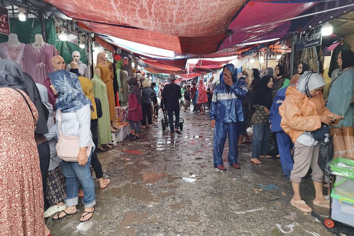 Aktivitas Pasar Tasik, Cideng Timur, Jakarta Pusat, yang tampak ramai meski hujan turun, Kamis (2/3/2023). (KOMPAS.com/XENA OLIVIA)
