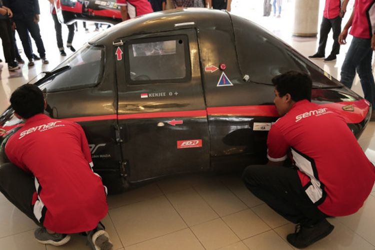 Rektor UGM melepas tim Semar dan Chem-E-Car UGM yang akan berlaga di ajang nasional dan internasional Shell Eco Marathon Asia 2019 di Sepang International Circuit Malaysia, 28 April-2 Mei 2019.