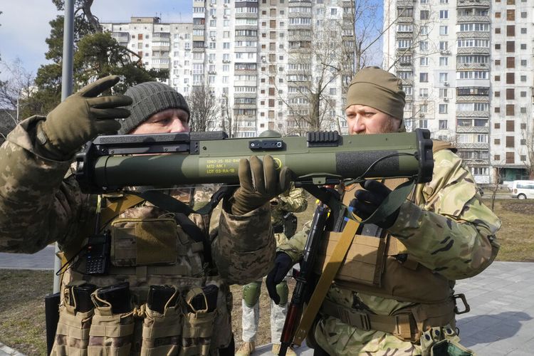Seorang anggota Pasukan Pertahanan Teritorial Ukraina memegang senjata anti-tank di pinggiran Kyiv, Ukraina, Rabu, 9 Maret 2022. 
