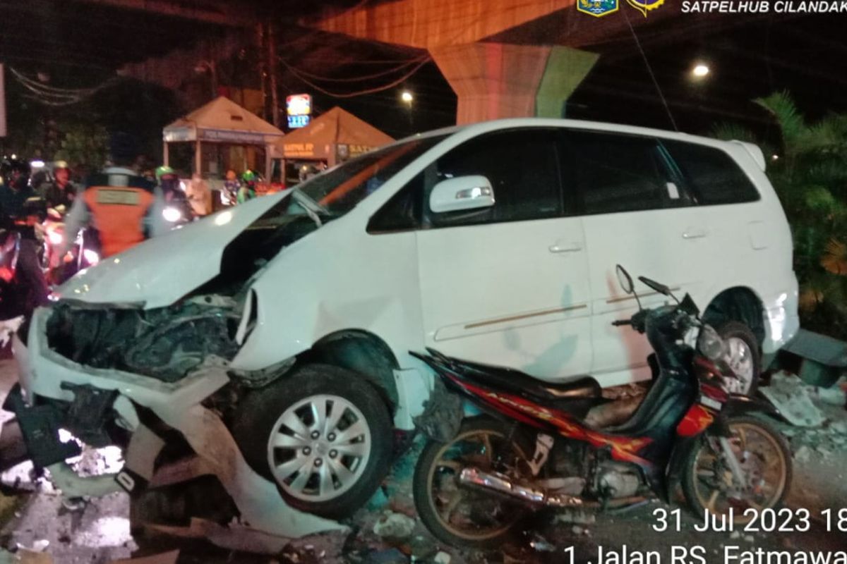 Penampakan Toyota Kijanh Innova yang menabrak enam motor di lampu merah Fatmawati, Jakarta Selatan, Senin (31/7/2023)