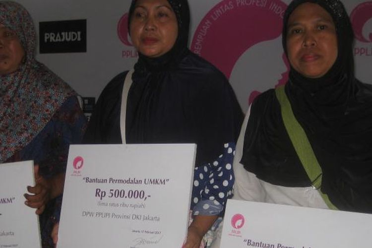 Perempuan pelaku UMKM penerima bantuan dari Perhimpunan Perempuan Lintas Profesi Indonesia. Hingga awal 2017, ada 1.2000 perempuan pelaku UMKM yang menjadi binaan  Perhimpunan Perempuan Lintas Profesi Indonesia.