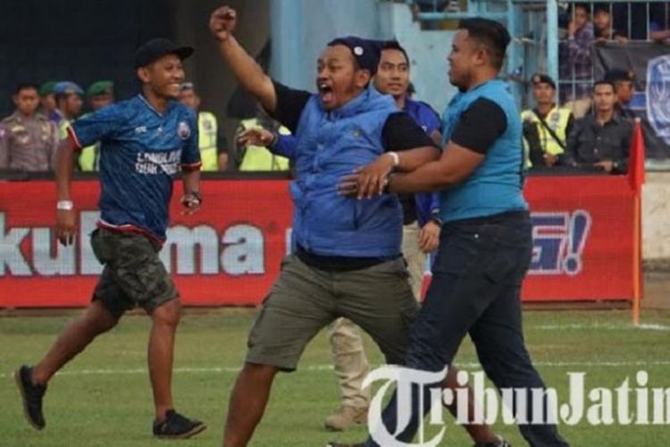 Oknum Aremania sambil berteriak memasuki lapangan Stadion Kanjuruhan, Kepanjeng, Kabupaten Malang, untuk mendatangi pemain Persebaya Surabaya yang sedang berlatih, Sabtu (6/10/2018) sore WIB.
