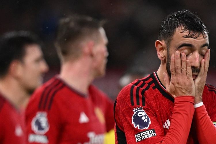 Ekspresi kekecewaan Bruno Fernandes dalam laga pekan ke-16 Liga Inggris 2023-2024 antara Man United vs Bournemouth di Stadion Old Trafford, 9 Desember 2023. (Photo by Oli SCARFF / AFP)