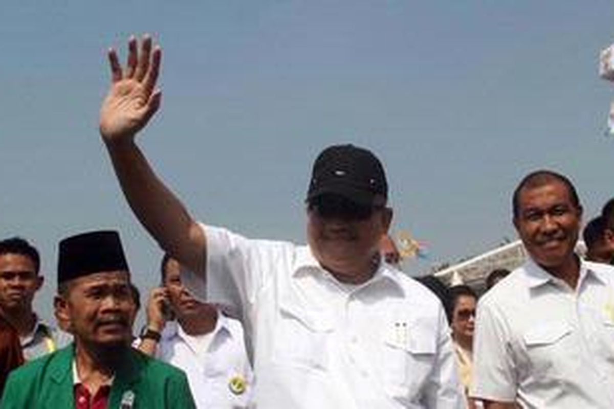 Pasangan calon Gubernur dan Wakil Gubernur DKI Jakarta, Alex Noerdin-Nono Sampono melakukan kampanye di Lapangan D Senayan, Jakarta Selatan, Sabtu (7/7/2012). Pasangan nomor urut enam ini menutup rangkaian kampanye dengan gelaran "Pesta Kenduri".