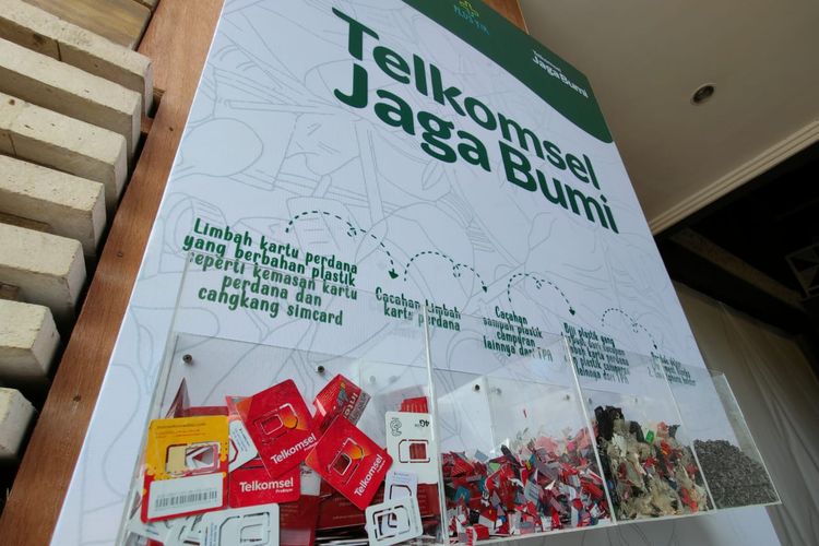 Telkomsel mendaur ulang sampah cangkang kartu SIM menjadi produk yang bermanfaat seperti paving block dan smartphone holder. Inisiatif ini dimulai di wilayah Bali. 