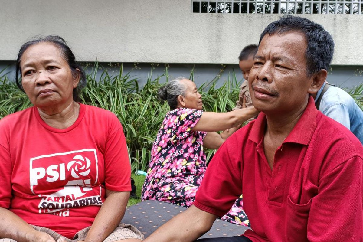 Wakidi (54) dan Tukiyem (54), salah satu warga sekaligus korban dari musibah kebakaran yang terjadi di Jalan Simprug Golf, Kelurahan Grogol Selatan, Kebayoran Lama, Minggu (21/8/2022). Pasutri tersebut mengatakan bahwa semua benda di rumahnya habis terbakar, termasuk peralatan jus yang mereka gunakan sehari-hari untuk berdagang. 