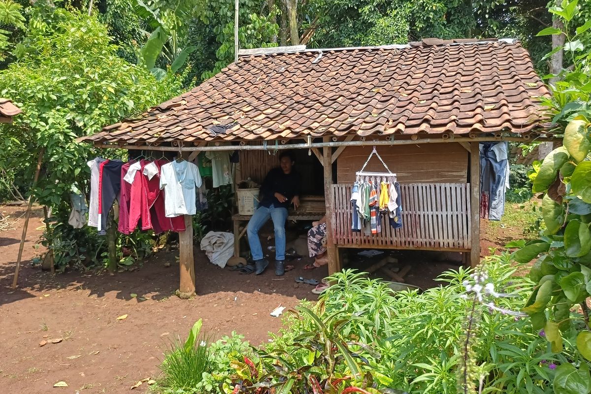 Penampakan gubuk yang ditinggali warga di Kampung Sukajadi, RT 02 RW 01, Desa Mekarsari, Kecamatan Rancabungur, Kabupaten Bogor, Kamis (9/10/2025).