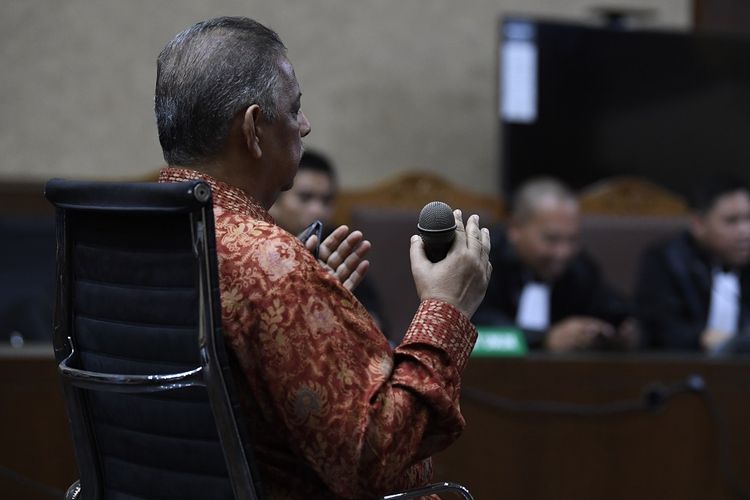 Mantan Dirut PLN Sofyan Basir memanjatkan doa usai pembacaan putusan di Pengadilan Tipikor, Jakarta, Senin (4/11/2019). Majelis hakim memvonis bebas Sofyan Basir. ANTARA FOTO/Puspa Perwitasari/aww.