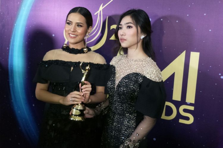 Raisa dan Isyana Sarasvayi usai meraih penghargaan dalam Anugerah Musik Indonesia (AMI) Awards 2017 di Teater Garuda TMII, Jakarta Timur, Kamis (16/11/2017) malam.