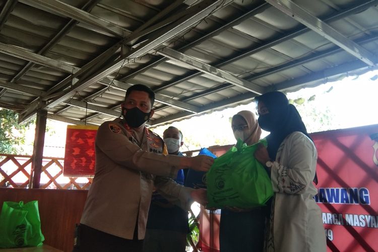 Para seniman Topeng Banjet saat menerima paket sembako dari Kapolres Karawang, AKBP Rama Samtama Putra, Rabu (28/7/2021).