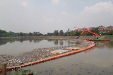 Sampah Plastik hingga Kasur Penuhi Kali Cagak Saat Musim Hujan