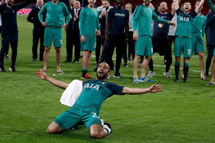 Penyerang Tottenham Lucas bersama rekan setimnya melakukan selebrasi kemenangan usai leg kedua semifinal Liga Champions 2019 melawan Ajax di Johan Cruyff Arena, Amsterdam, Rabu (8/5/2019) atau Kamis dini hari WIB. Duel berakhir dengan skor 3-2 untuk kemenangan Tottenham, membuat ''The Spurs'' lolos ke final dengan agresivitas gol tandang dan akan menantang Liverpool.