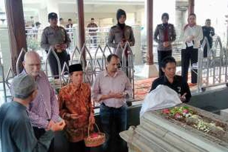 Dubes Australia Paul Grigson (dua dari kiri), saat mengunjungi makam Maulana Malik Ibrahim, Selasa (1/11/2016).